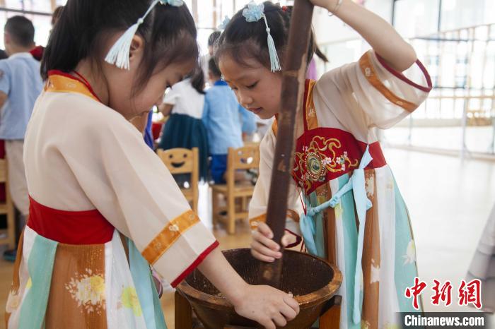 圖為小朋友們參加“將樂(lè)擂茶”制作?！《^生 攝