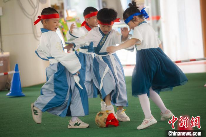 圖為小朋友們開(kāi)展蹴鞠比賽?！《^生 攝