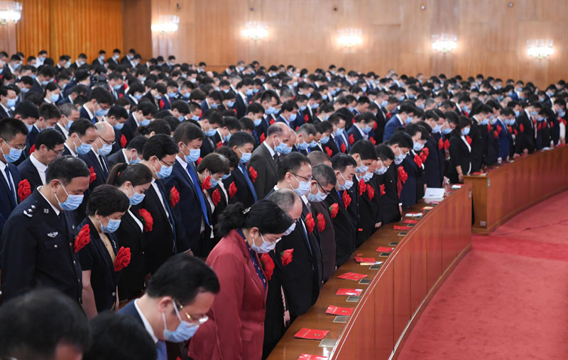 2020年9月8日上午，全國抗擊新冠肺炎疫情表彰大會(huì)在北京人民大會(huì)堂隆重舉行。這是全場肅立，向新冠肺炎疫情犧牲烈士和逝世同胞默哀。