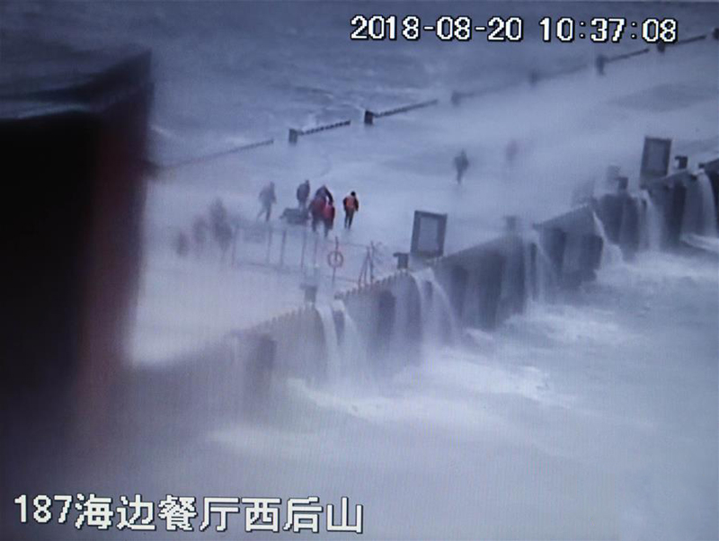 這是翻拍的2018年8月20日現(xiàn)場監(jiān)控錄像。錄像記錄了黃群、宋月才、姜開斌等同志搶救國家某重點(diǎn)試驗(yàn)平臺(tái)的場景。