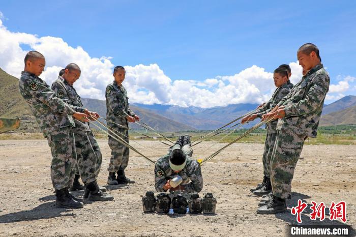 圖為荊棘排雷訓(xùn)練?！⊥踔緜?攝