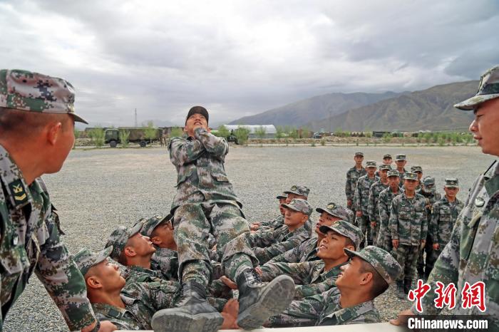 信任背摔。　段宏文 攝