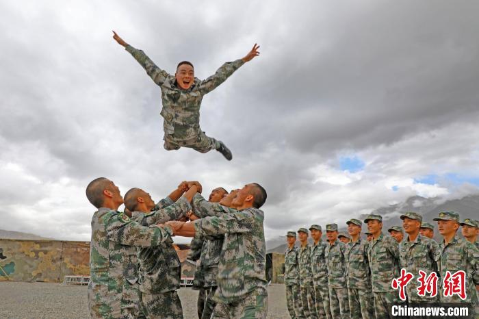 新兵進(jìn)行“空中燕子飛”?！⊥貔i程 攝