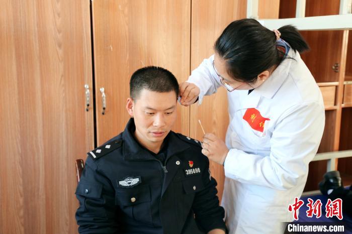 圖為專家現(xiàn)場問診?！「駸?攝