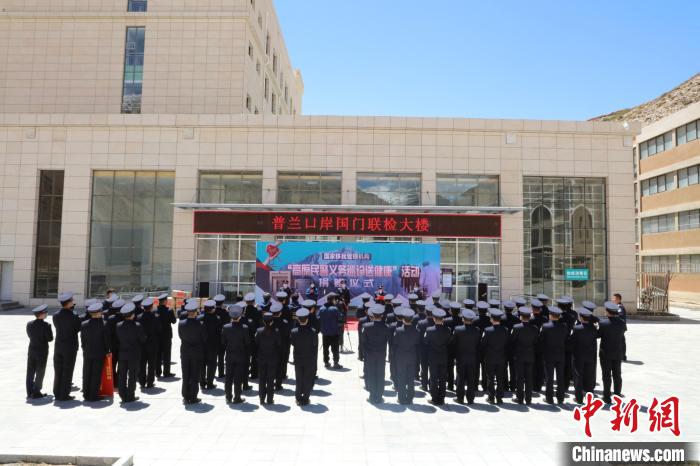 圖為捐贈儀式現(xiàn)場。　格熱 攝