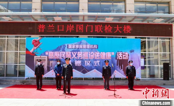 圖為捐贈儀式現(xiàn)場?！「駸?攝