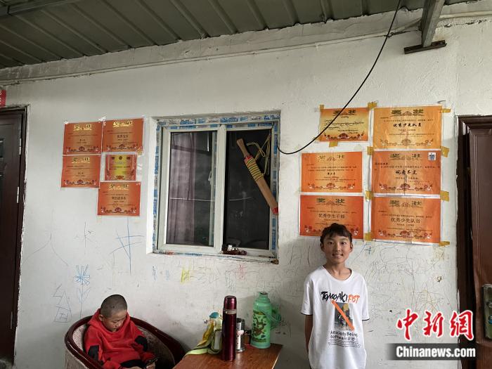 周勁名的大女兒和她獲得的獎(jiǎng)狀。彭寧鈴 攝