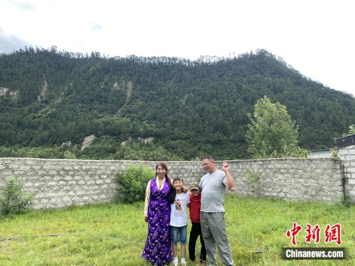 周勁名一家。彭寧鈴 攝