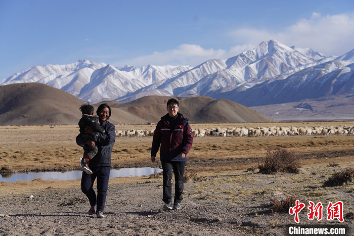 資料圖為4月29日，王克明在西藏自治區(qū)阿里地區(qū)噶爾縣義診。 <a target='_blank' ><p  align=
