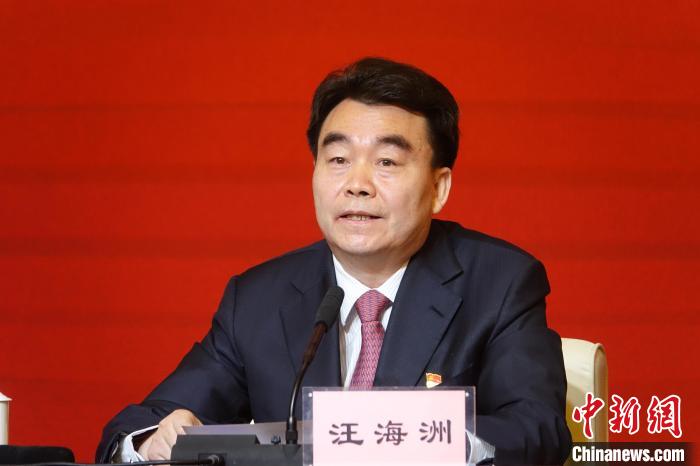 汪海洲在發(fā)布會(huì)上介紹西藏自治區(qū)黨史學(xué)習(xí)教育開(kāi)展情況?！∪轿木?攝