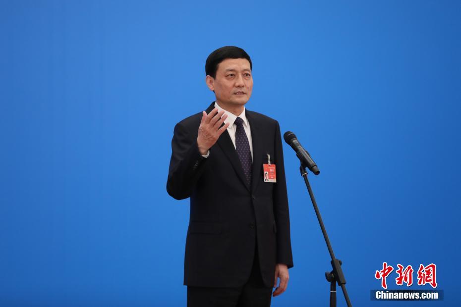 3月8日，第十三屆全國(guó)人民代表大會(huì)第四次會(huì)議舉行第二場(chǎng)“部長(zhǎng)通道”采訪(fǎng)活動(dòng)。圖為中國(guó)工業(yè)和信息化部部長(zhǎng)肖亞慶通過(guò)網(wǎng)絡(luò)視頻方式接受采訪(fǎng)。 <a target='_blank' ><p  align=