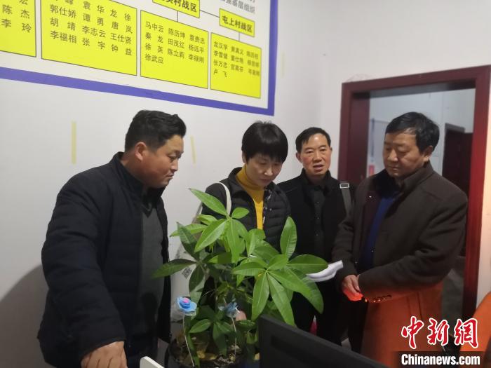 徐欣深夜督導(dǎo)紫馬鄉(xiāng)脫貧攻堅(jiān)工作 (資料圖) 鐘欣 攝