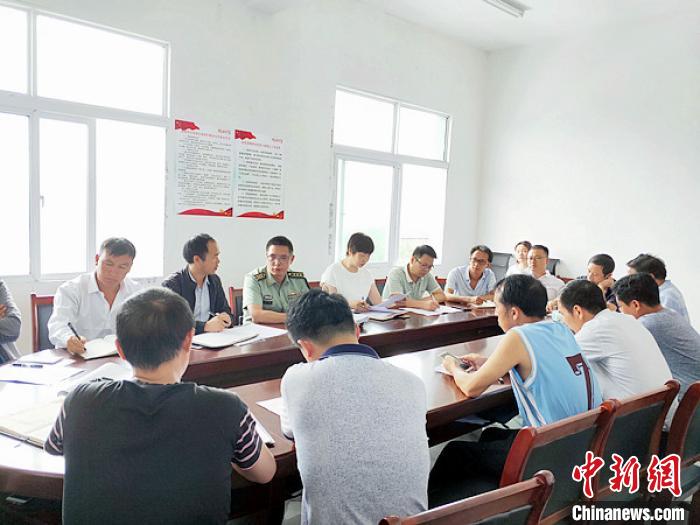 徐欣在屯上村召開座談會(huì)，與鄉(xiāng)政府領(lǐng)導(dǎo)和村支兩委共商 (資料圖) 鐘欣 攝