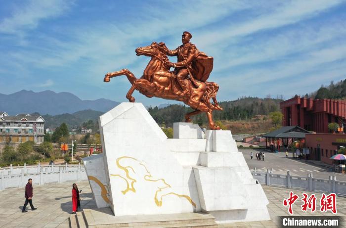 賀龍?jiān)獛浌枢l(xiāng)桑植縣已成為張家界西線旅游的重要組成部分?！钊A峰 攝