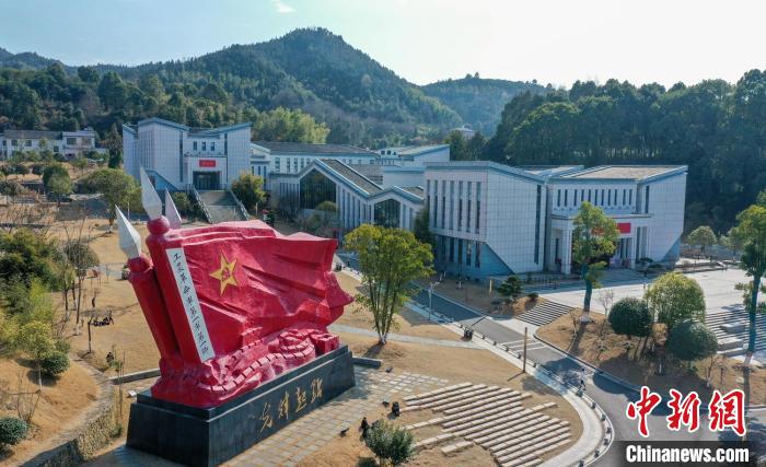 文家市鎮(zhèn)秋收廣場(chǎng)?！钊A峰 攝