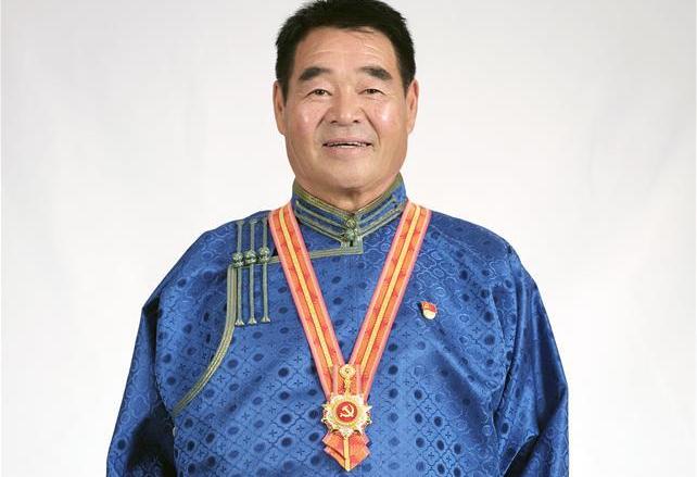 （奮斗百年路　啟航新征程·“七一勛章”獲得者·圖文互動(dòng)）（1）“草原之子”廷·巴特爾：讓草原綠起來(lái)，幫牧民富起來(lái)