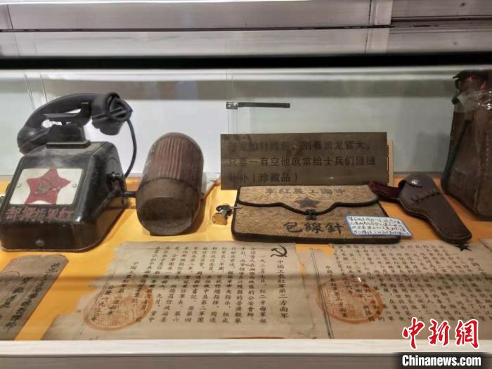 湖南懷化七旬老人捐贈(zèng)2000余件紅色文物：“把紅色基因一代代傳下去”