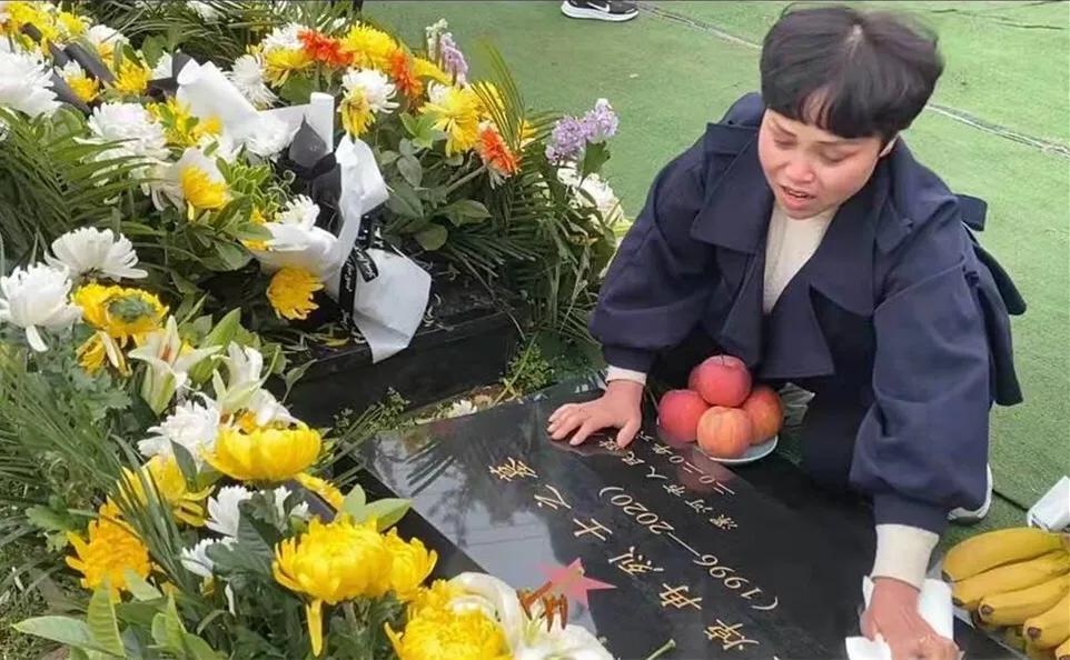 悼念戍邊烈士王焯冉：全國(guó)各地近五萬(wàn)人自發(fā)獻(xiàn)花祭英烈，奶奶仍在等孫子回家