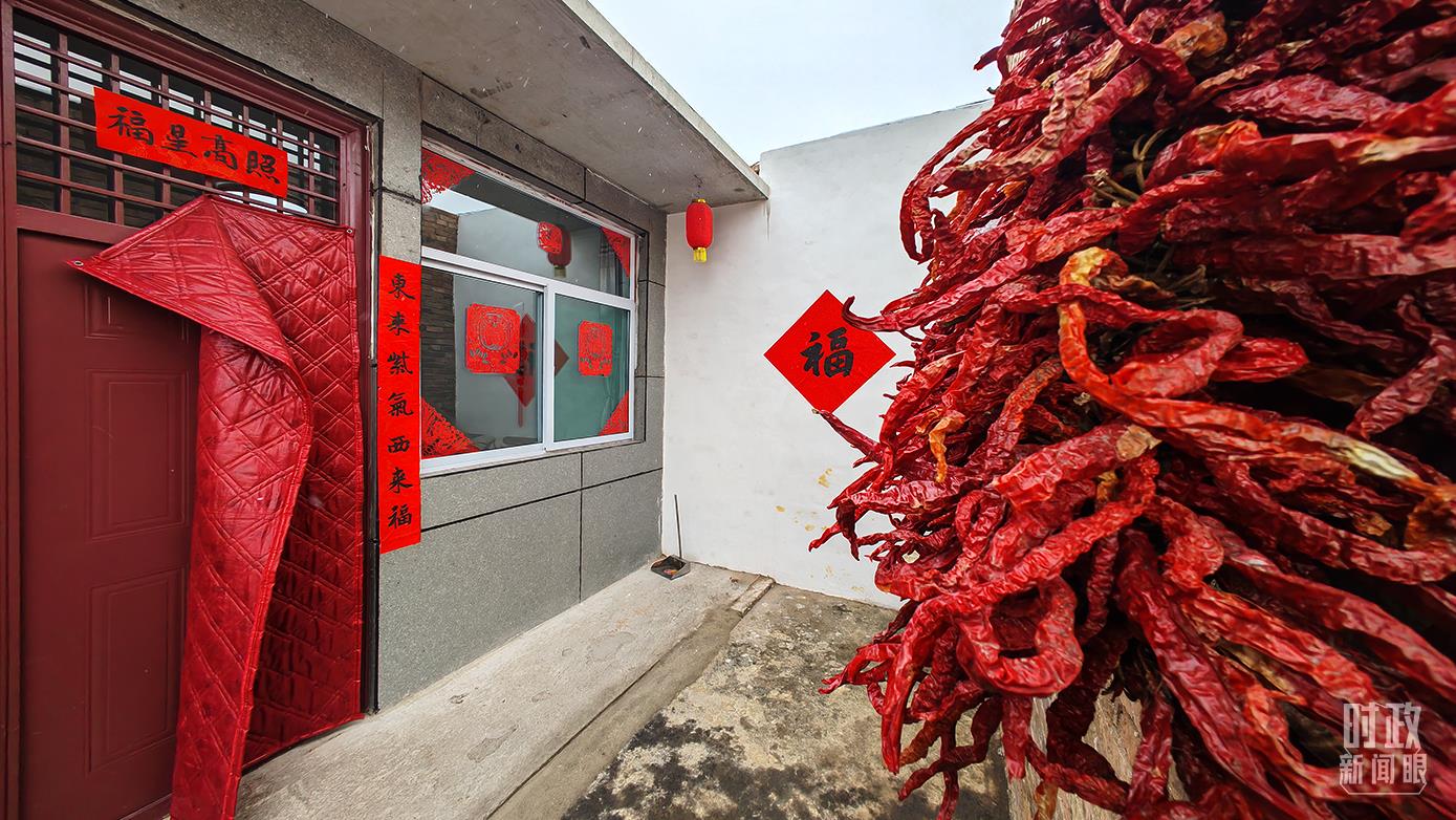 2021年10月，山西霍州馮南垣村遭遇強(qiáng)降雨，不少房屋倒塌。當(dāng)?shù)卣蜕鐣?huì)力量幫助受災(zāi)居民重建裝配式住房。（總臺(tái)央視記者彭漢明拍攝）