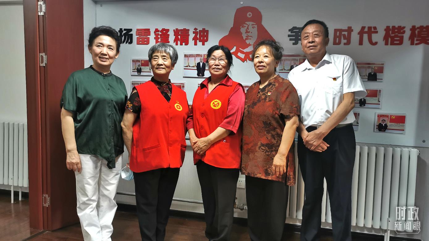 2021年8月，習(xí)近平到承德濱河社區(qū)居家養(yǎng)老服務(wù)中心調(diào)研。這是服務(wù)中心的志愿者代表。（總臺(tái)央視記者覃思拍攝）