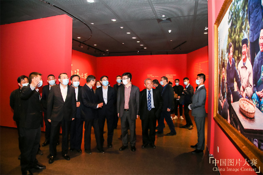 第四屆中國(guó)圖片大賽“小康中國(guó)·幸福之路”頒獎(jiǎng)典禮暨典藏作品展開(kāi)幕