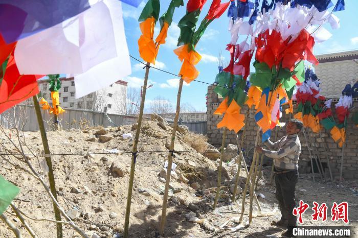 圖為拉薩街頭出售的五彩經(jīng)幡。　貢嘎來松 攝