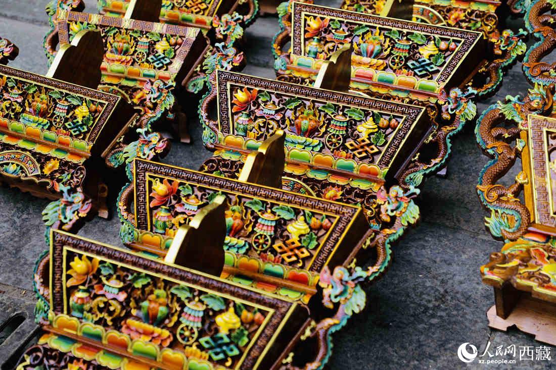年貨市場上的切瑪盒。（切瑪盒是藏歷新年吉祥物，是在精制斗型木盒中用隔板分開，分別盛入炒麥粒和糌粑，插上“仔卓”，象征著人壽年豐、吉祥如意。）人民網(wǎng) 次仁羅布攝