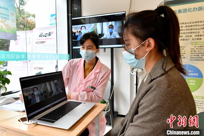 圖為社區(qū)居民遠程問診?！蚊?攝