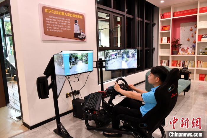 圖為福州中天社區(qū)工作人員正在利用5G技術(shù)，遠程操控機器人巡視社區(qū)?！蚊?攝