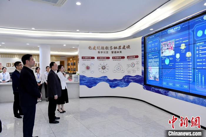 圖為與會來賓參觀福州中天社區(qū)。　呂明 攝