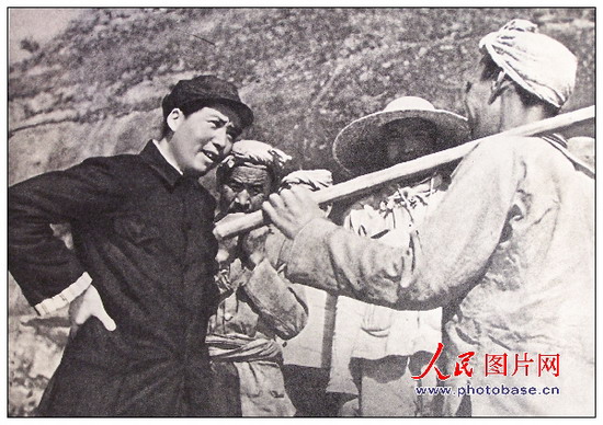 1939年，毛澤東同志在延安和楊家?guī)X農(nóng)民親切談話。