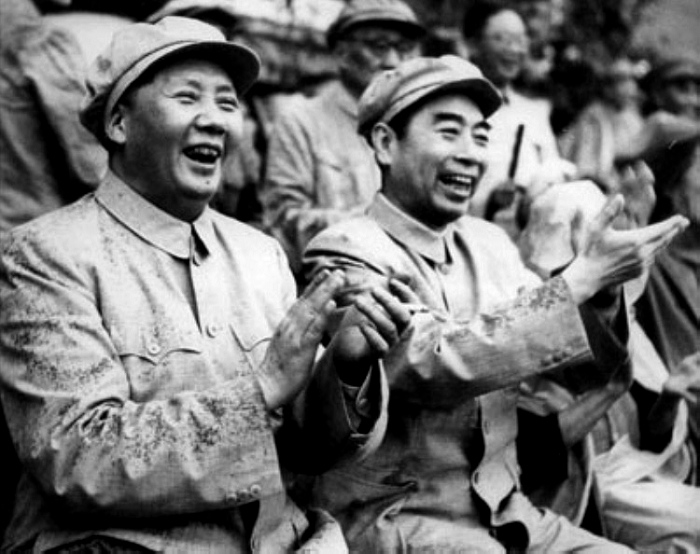 1952年，毛主席在北京與周總理冒雨觀看解放軍體育比賽。