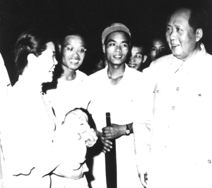 1957年，毛主席在湖北武漢長(zhǎng)江大橋上與群眾交談。