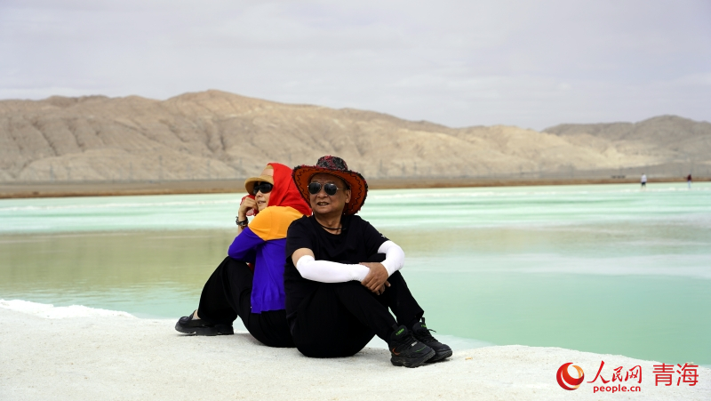 游客拍照“打卡”。人民網(wǎng) 況玉攝