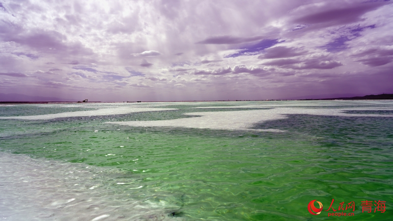 陽光映照下的翡翠湖。人民網(wǎng) 況玉攝