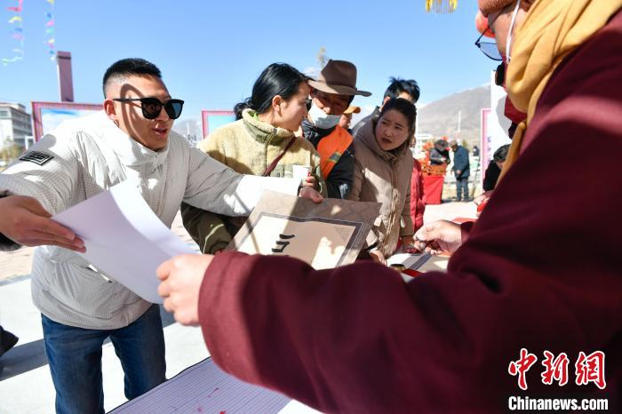 圖為展銷會(huì)現(xiàn)場(chǎng)?！∝暩聛硭?攝