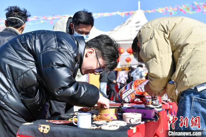 圖為展銷會(huì)現(xiàn)場(chǎng)。　貢嘎來松 攝