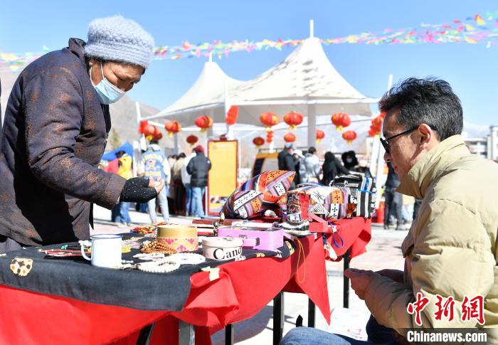 圖為展銷會(huì)現(xiàn)場(chǎng)。　貢嘎來松 攝