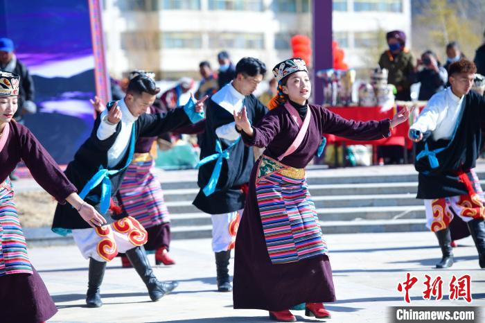 圖為藝術(shù)團(tuán)表演“扎西果諧”。　貢嘎來松 攝