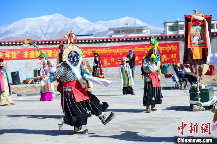 圖為藏戲非遺展演現(xiàn)場(chǎng)?！∝暩聛硭?攝