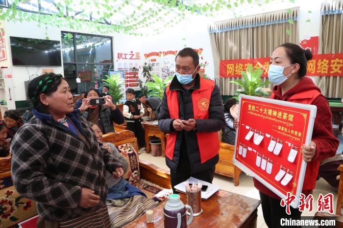 圖為瓊結(jié)縣村民參與問答?！愔闈扇?攝