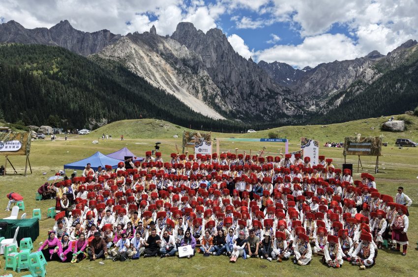 挑戰(zhàn)成功合影。巴塘縣委宣傳部供圖