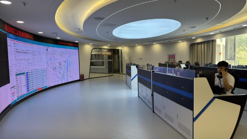 和田地區(qū)120急救指揮中心。人民網(wǎng)記者 焦磊攝