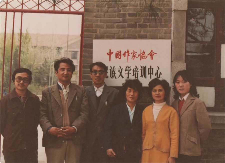 在民族文學雜志社任職期間，吉米平階（左一）和同事合影??.jpg